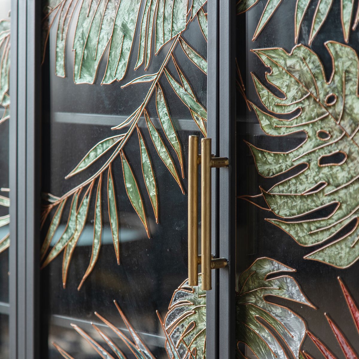 Ormat per la sala da pranzo in vetro in legno tradizionale.