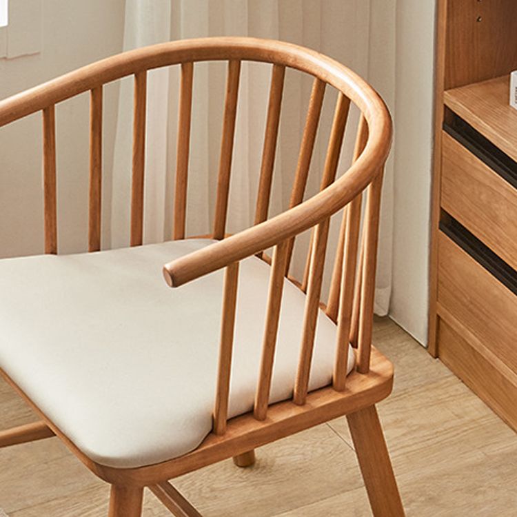 Eigentijdse huis eetstoel vaste houten lat achter eetstoel