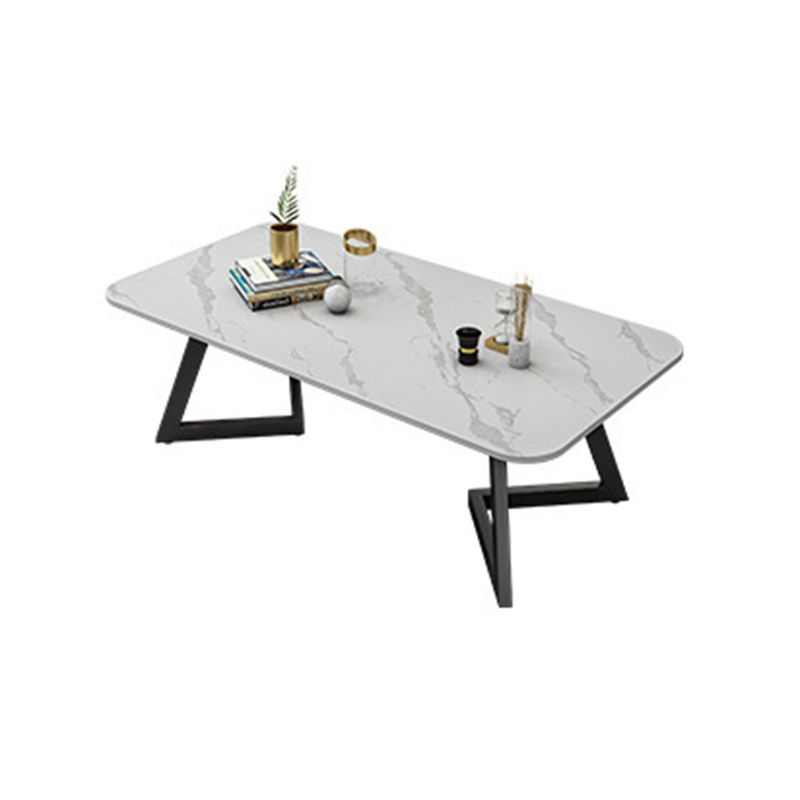 Table basse de base en fer glam avec une table de cocktail en pierre rectangulaire