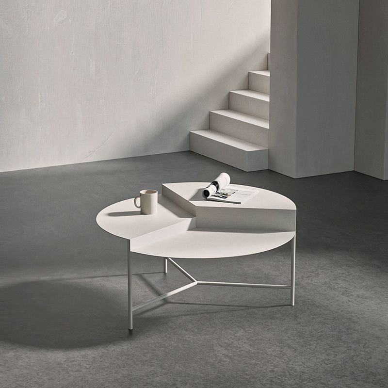 Tavolino moderno di Rond moderno di metà secolo con 3 gambe in ferro alto 17,72 "