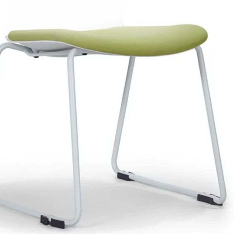 Sedia da ufficio imbottita moderna senza braccio.