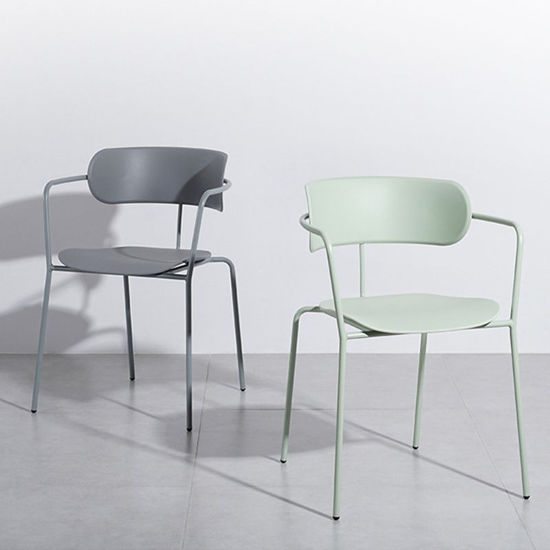 Zeitgenössischer Stil Armstuhl Plastik Plastik Offener Rückseite Essstuhl mit Metallbasis
