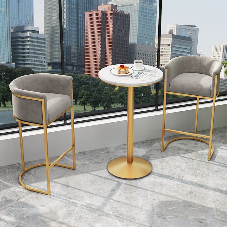 Sgabello in velluto con poggiapiede con poggiapiedi con poggiapiedi.