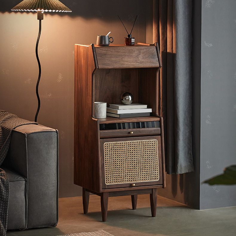 Accento moderno della metà del secolo Armadietto in legno massiccio con ripiani