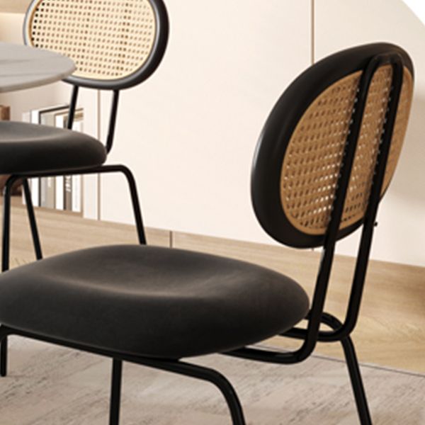 Moderne eenvoudige zijstoel gestoffeerde eetkamerstoel met metalen basis voor keuken