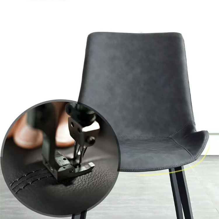 Faux en cuir et chaise latéral en métal.