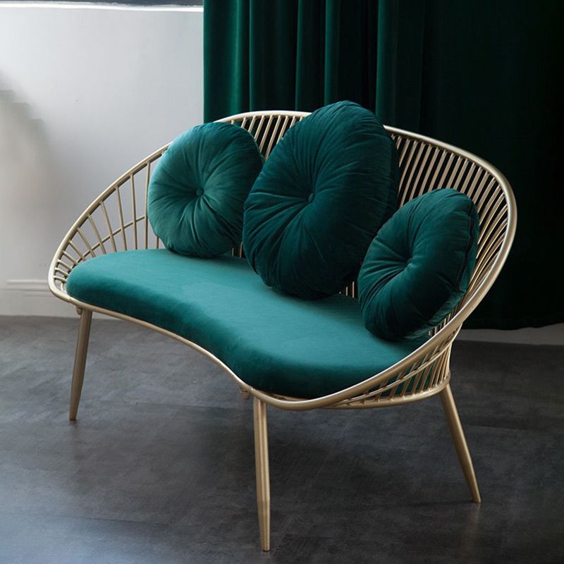 Canapé de bras en pente moderne dans un canapé à cadre en métal doré avec 3 oreillers