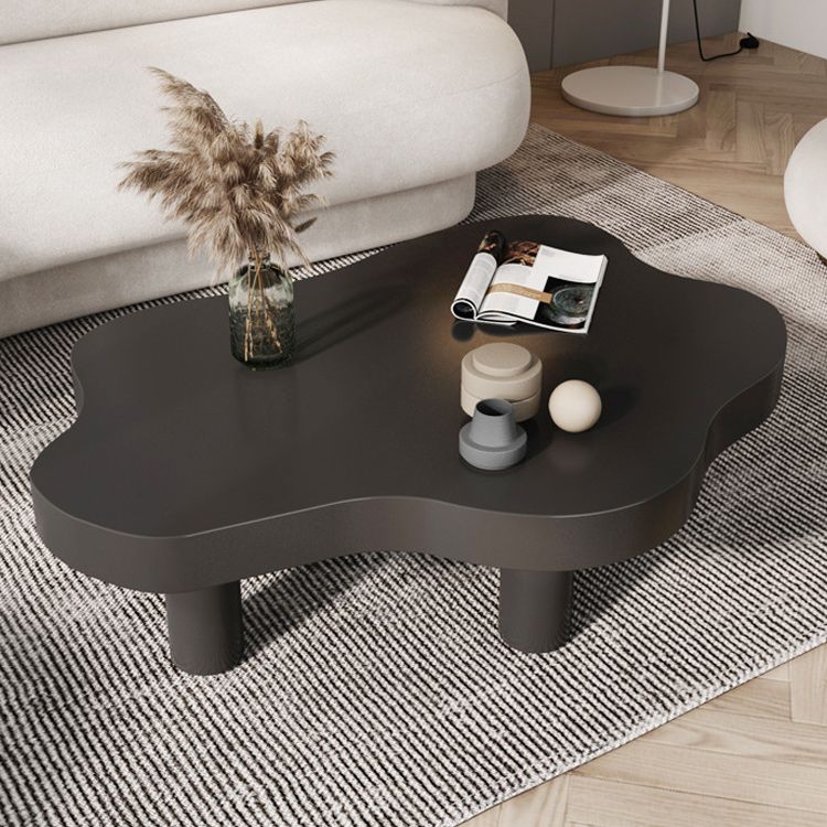 Tavolino in legno massiccio di forma libera con 3 gambe tavolo da cocktail