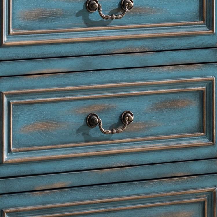 Tradizionale cassetta della camera da letto del torace in legno con 3 cassetti