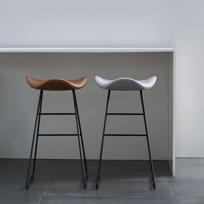 Sgabello da bar moderno in vetro in finto braccio con sgabello da banco in metallo