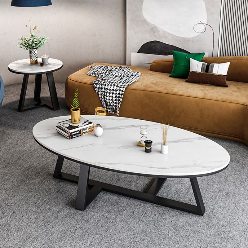 Tavolino da caffè in pietra ovale bianca con tavolino da cocktail a base di ferro