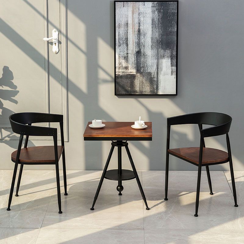 Silla de comedor de metal tradicional junto a la parte posterior de la espalda silla negra y marrón