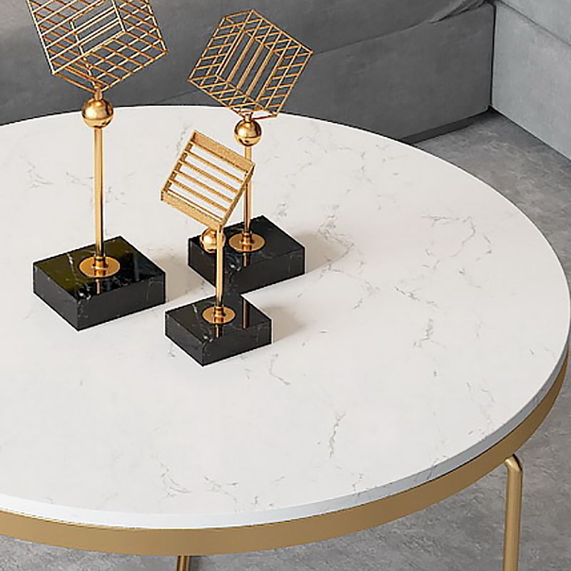 Runder Couchtisch mit goldener Eisen-X-Base und Marmorplatte