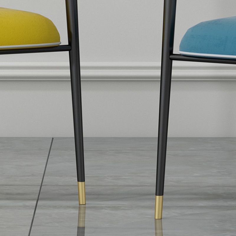 Industrieel gestoffeerde fluwelen armstoel Open achterste eetkamerstoel voor thuis