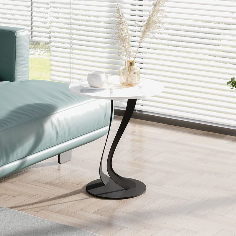 Zeitgenössischer runder Schiefer -Seiten Tabelle 20,5 "hoher abstrakter Endtisch