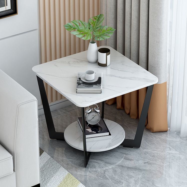 Mesa de pizarra cuadrada de las patas cruzadas contemporáneas con estante