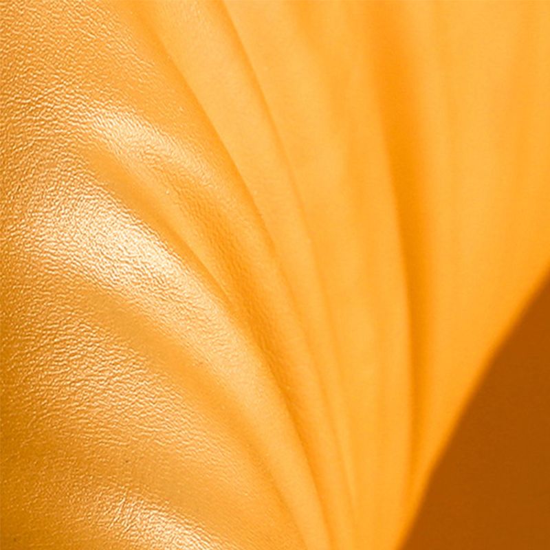 Sedia a braccio di materiale in pelle in pelle in pelle moderna con una gobba