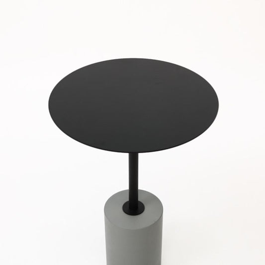 Mesa lateral pedestal redondo de la sala de estar de mediados de siglo