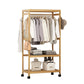 Rack de manteau en bois de style moderne de style ménage minimaliste.