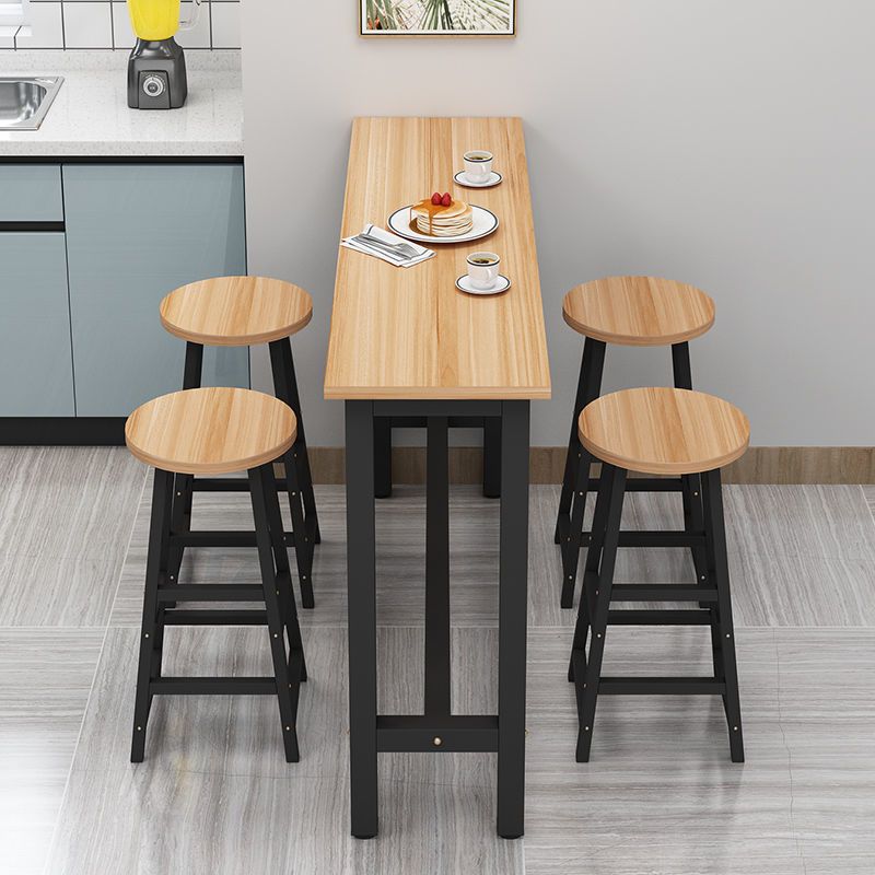 Moderner Thekentisch aus Holz mit rechteckiger Tischplatte und Bockgestell