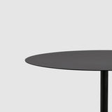 Tavolo contemporaneo di fascia laide rotonda con una singola base in terrazzo