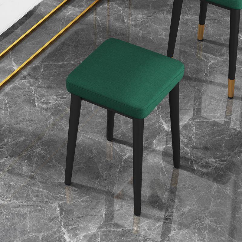 Elegante ottomano in finto ottomano a colori solidi resistenti a sgabello quadrato
