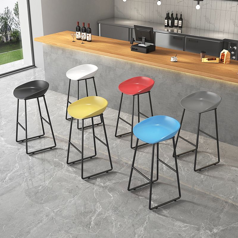 Contemporary Plastic Backrest Counter High Stool with Black Metal Base Clearhalo 'Bar Furniture' 'Bar Stools' 'bar_stools' 'furn' 'furn_bar_stools' 'Furniture' 'Kitchen & Dining Furniture' 1200x1200_c02e48ca-d6b2-435d-b582-ca54034a9b85