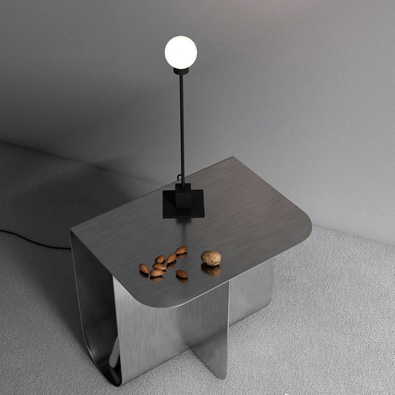 Mesa de metal rectangular de estilo moderno de mediados de siglo con mesa lateral base abstracta