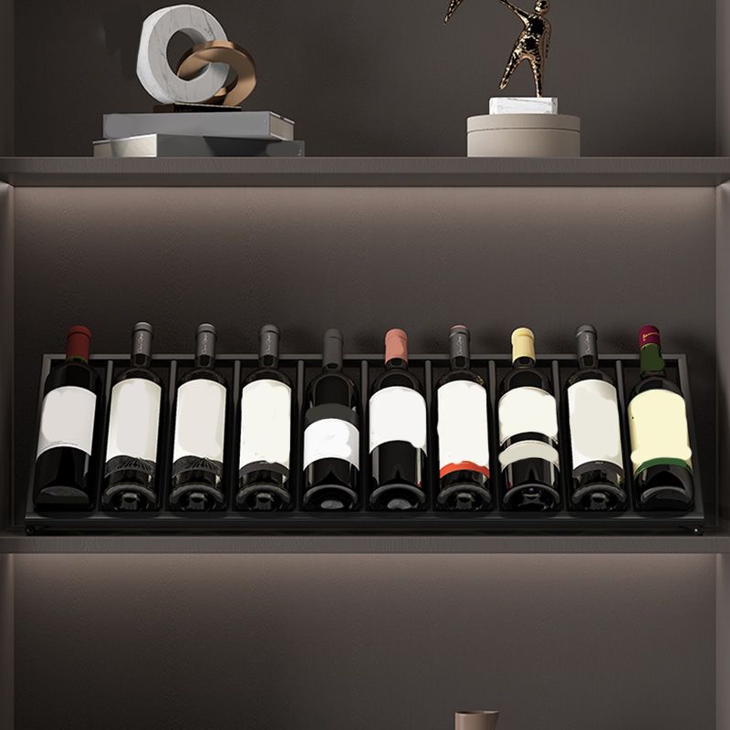 Modern tafelblad of aanrecht met metalen wijnrekken met metalen rackpakket