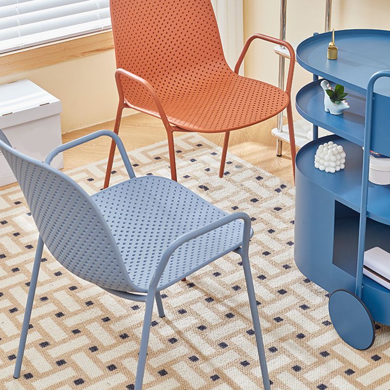 Silla de brazo de estilo contemporáneo silla de comedor de plástico con base de metal