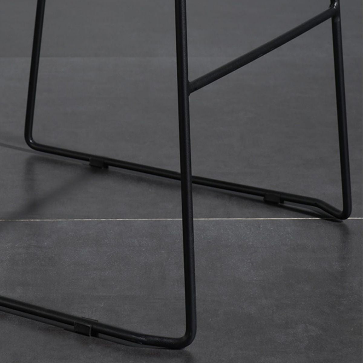 Hedendaagse gestoffeerde armloze barkruk met zwarte metalen basis