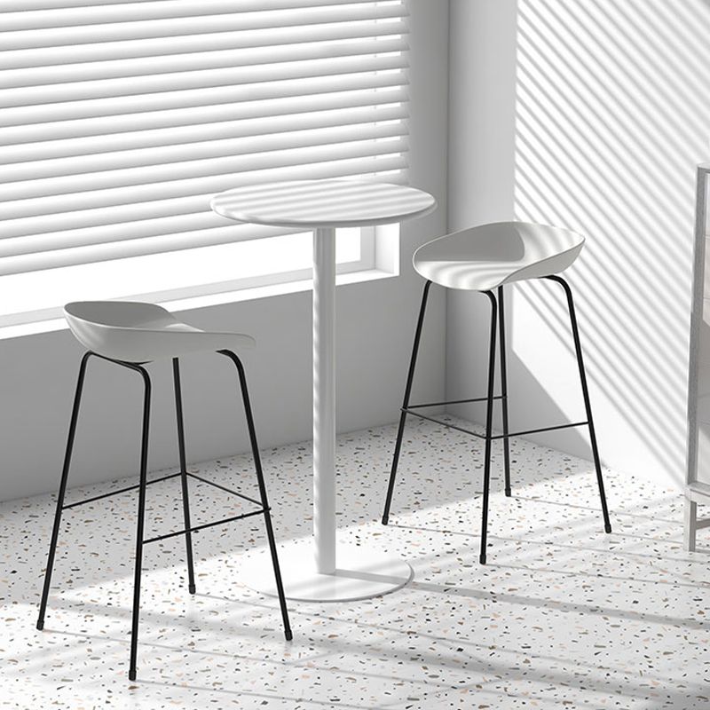 Eigentijdse woonkamer plastic lage rug barkruk met voetsteun