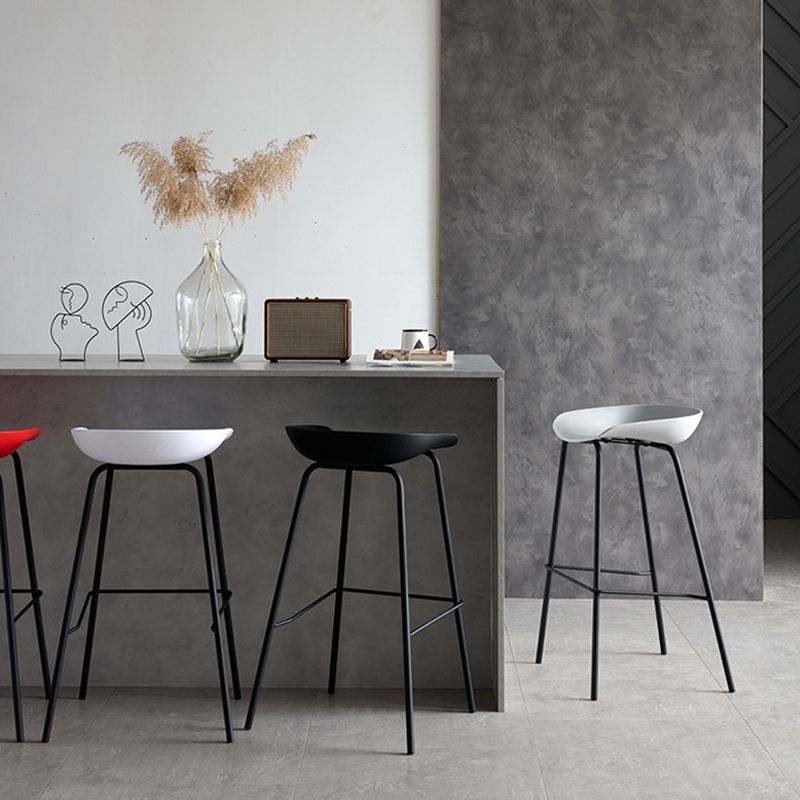 Moderne plastic voorgevormde stoel voetsteun metalen basiskruk voor woonkamer