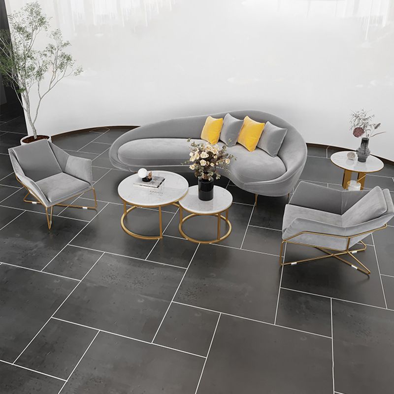 Samt modernes gebogenes Sofa in grauen Sitzgelegenheiten mit abgenähten Arm Arm mit Kissen