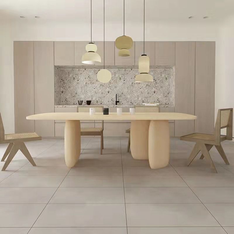 Esstisch aus Holz im modernen Stil. Rechteckiger Esstisch mit Holzbeinen