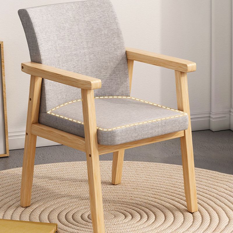 Eigentijdse massief houten rubberen houten arm eetstoel met gestoffeerd voor huis