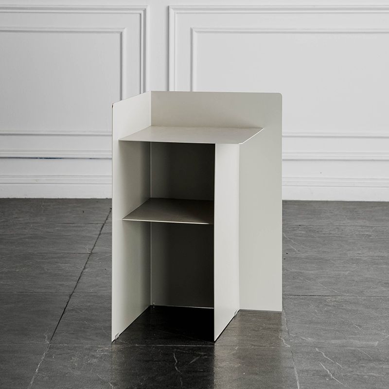 Table de bout abstraite de métal table de coin du milieu du siècle avec étagère