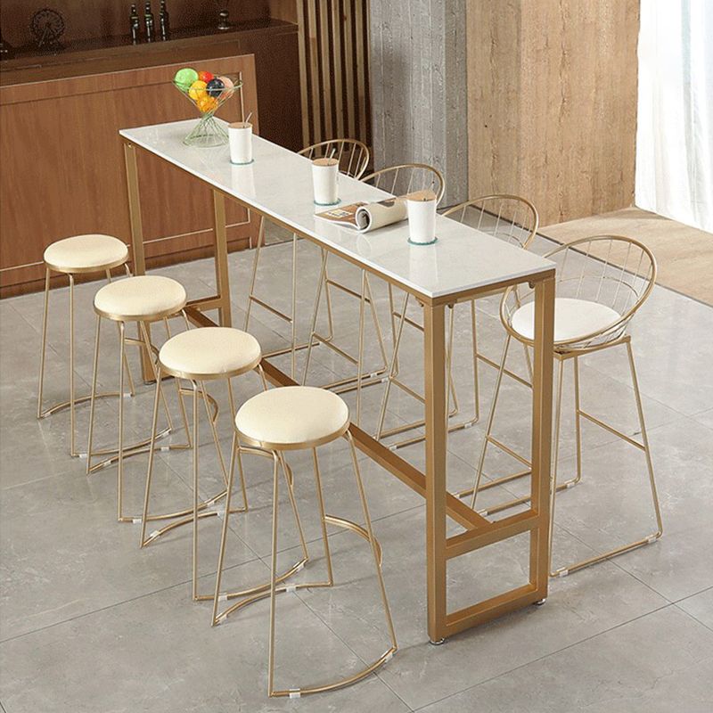Moderner, barhoher Bistro-Bartisch mit Kunstmarmorplatte und goldenem Sockel