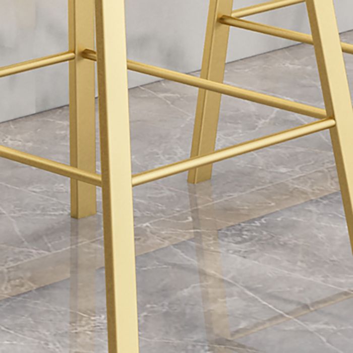 アクリルシートとミルクティーショップ用のペダルを備えたモダンバックレストカウンタースツール鉄のバースツール