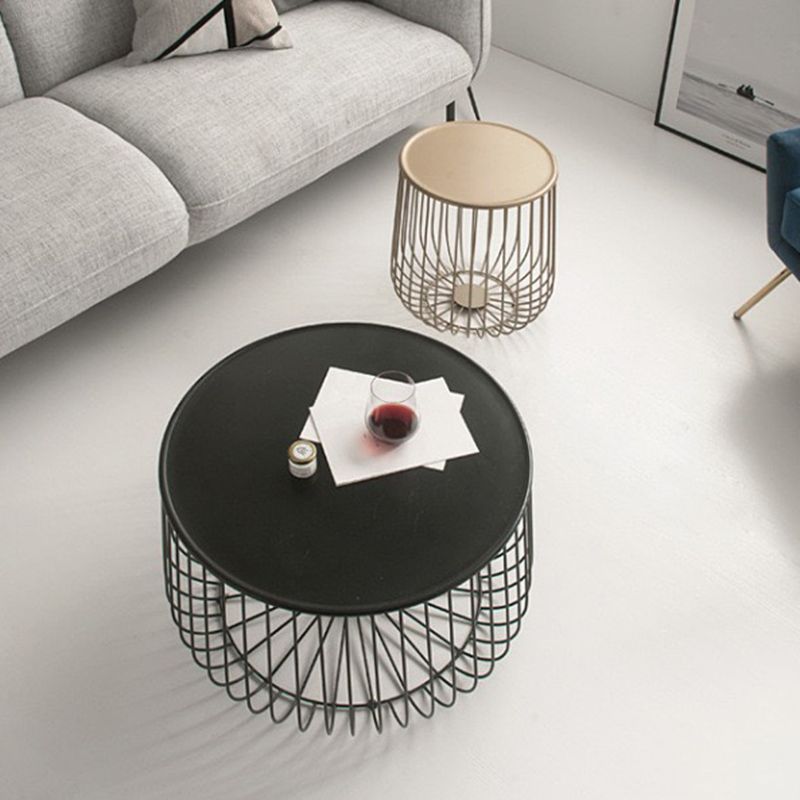 Mesa de centro redonda moderna de hierro de mediados de siglo, mesa de cóctel con estructura de latón/negro y almacenamiento
