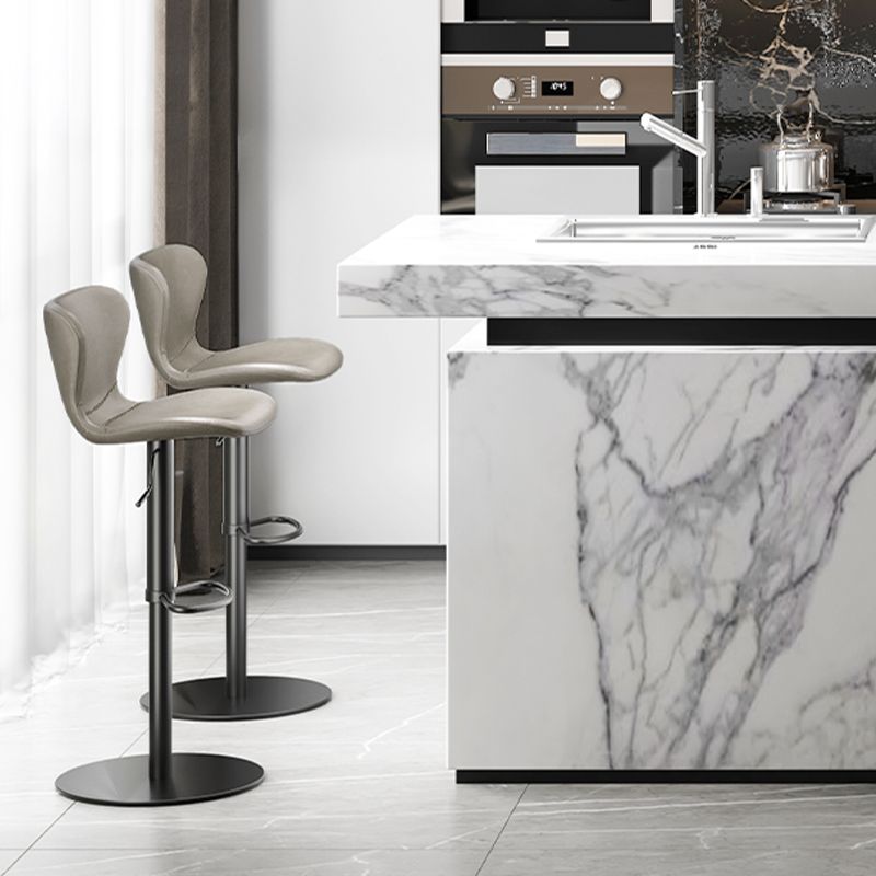 Sgabello da barretta per altezza regolabile in fuovennellata in pelle contemporanea