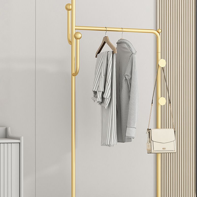 Hermosa perchera de estilos modernos con canasta de almacenamiento