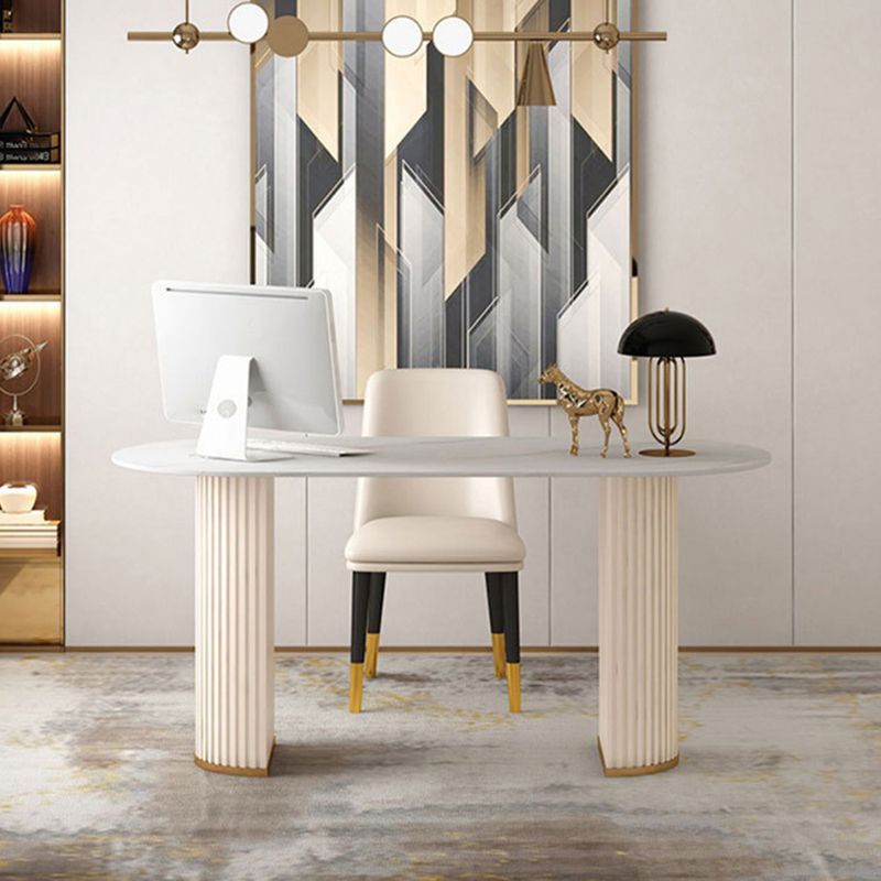 現代のオフィスデスクは、オフィス用の楕円形のラップトップテーブルをミラーリングしています