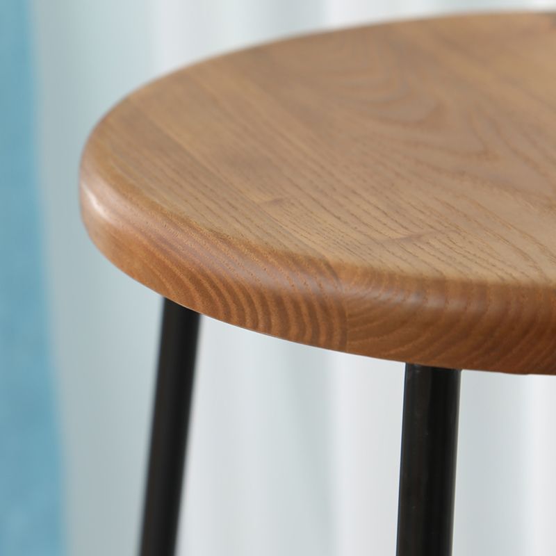 Gambe metalliche contemporanee sgabello da bar per interni in legno massiccio