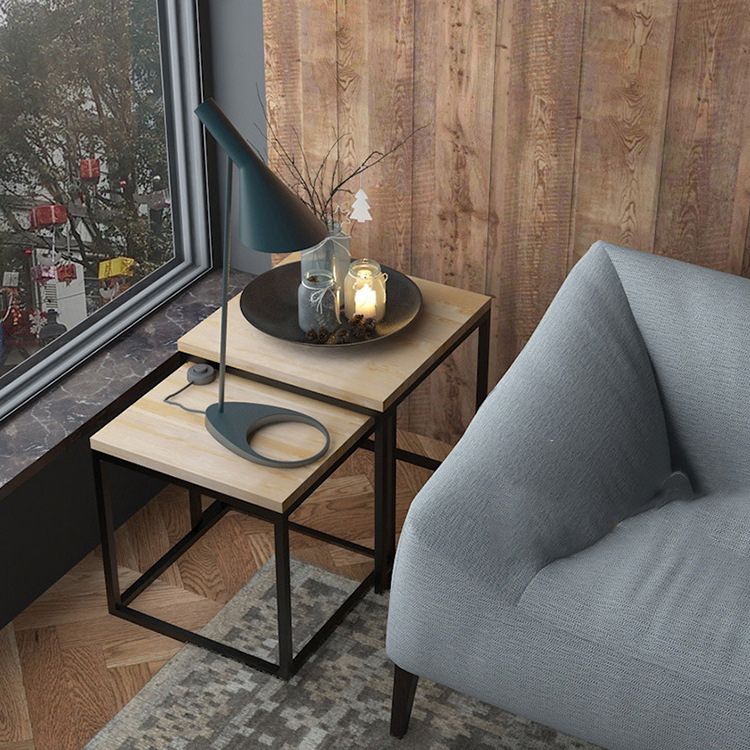 Set di tavolini da caffè nidificante scandinavo con top in legno massiccio e base di ferro