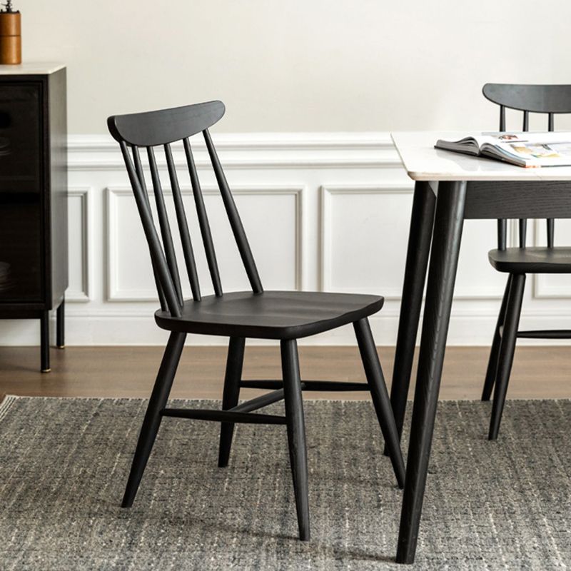 Sedia da pranzo in legno massiccio contemporaneo.