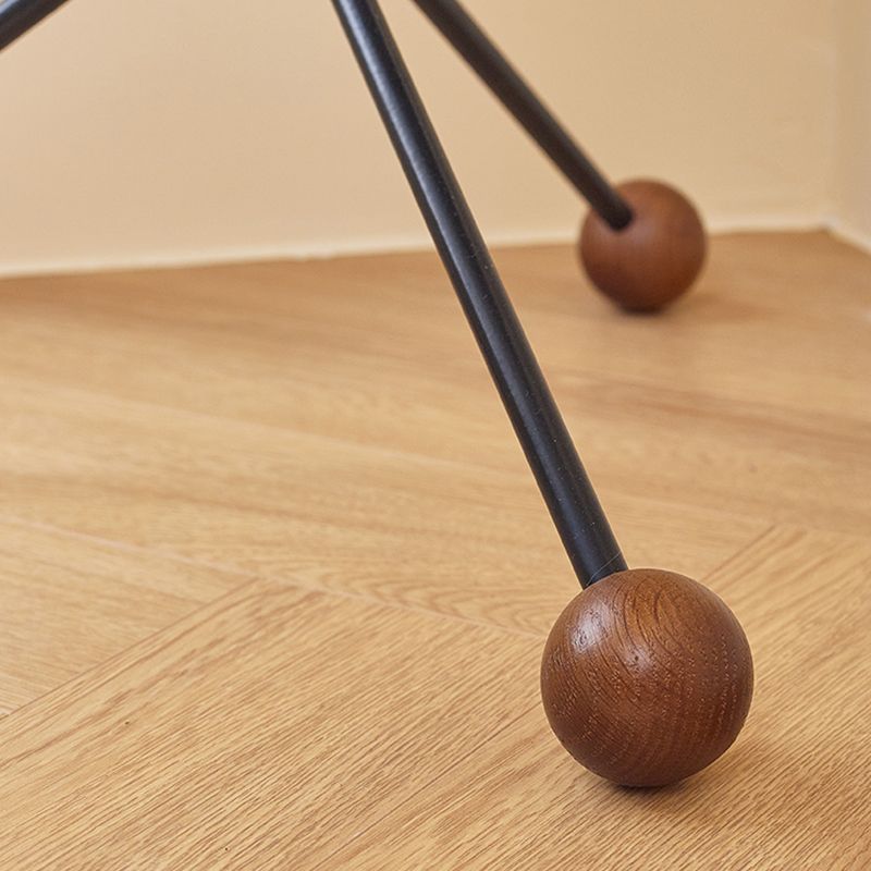 Mesa de la mesa redonda de madera sólida escandinava Pats Cross Table lateral