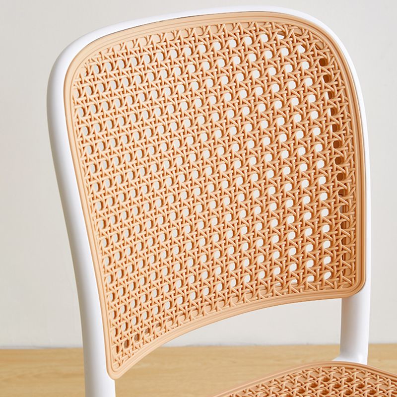 Sgabello moderno con cornice in plastica.