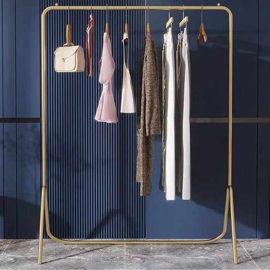 Moderna colgadora de colgilla de metal enmarcada en el árbol de entrada de riel colgante