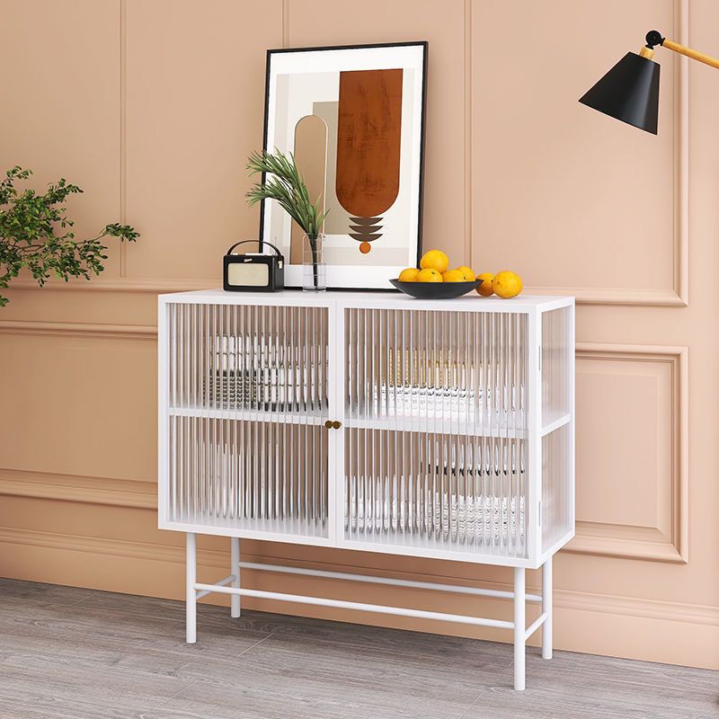 Servidor de comedor metálico moderno para el aparador interior del hogar con puertas de vidrio